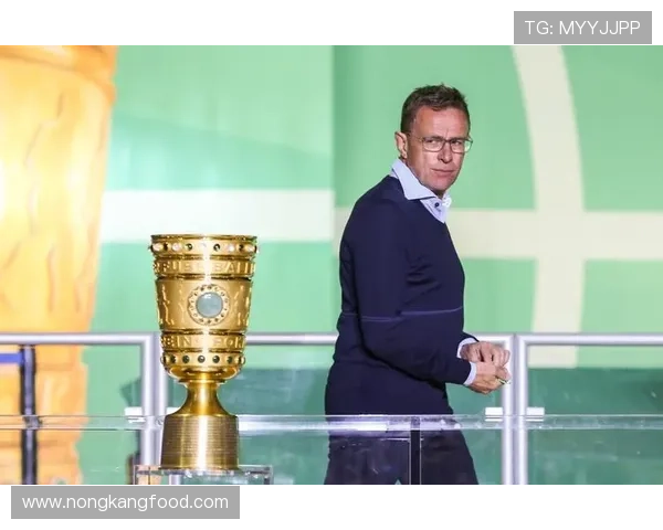 奥尔莫的德国杯冠军主力身份与俱乐部荣誉解析 奥尔莫的德国杯冠军主力身份与俱乐部荣誉解析