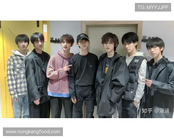 孙准浩在韩国喝个咖啡都要被拍，这哪是踢球啊，分明是顶流爱豆